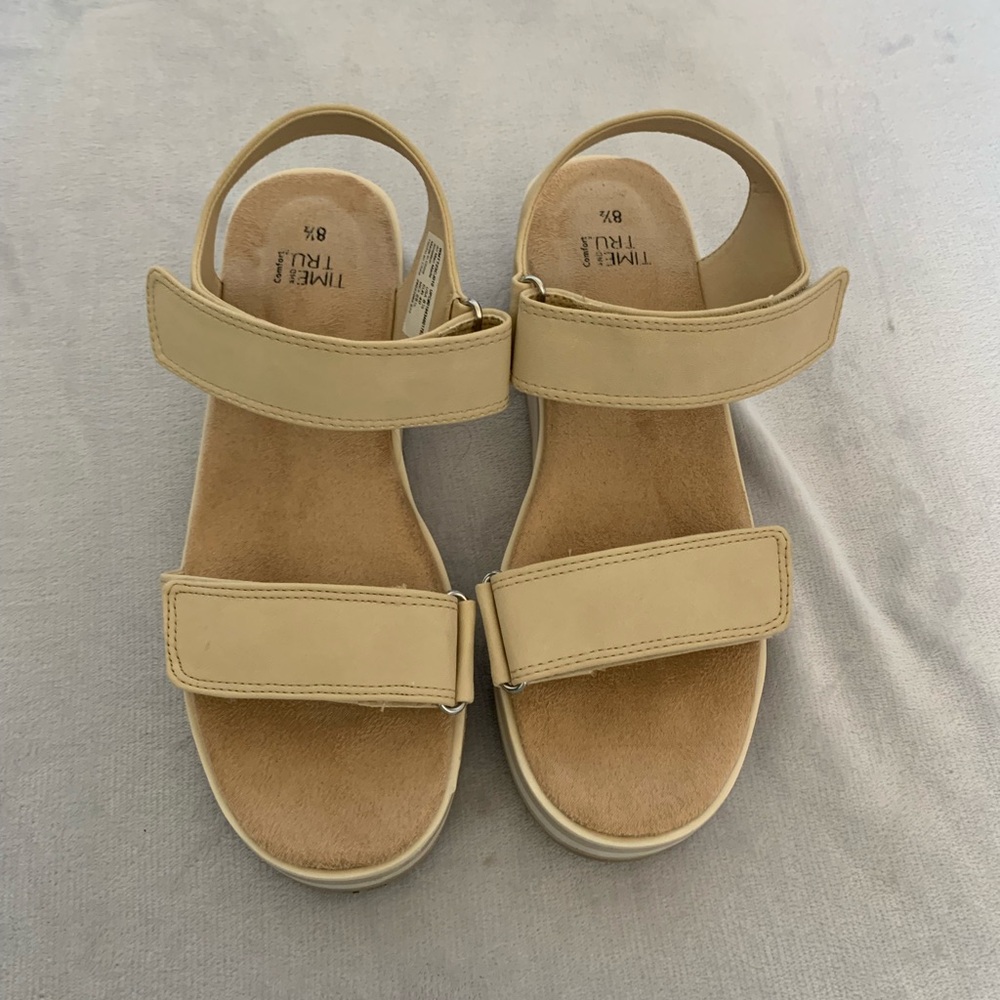 Time and Tru adjustable comfort sandal 8.5